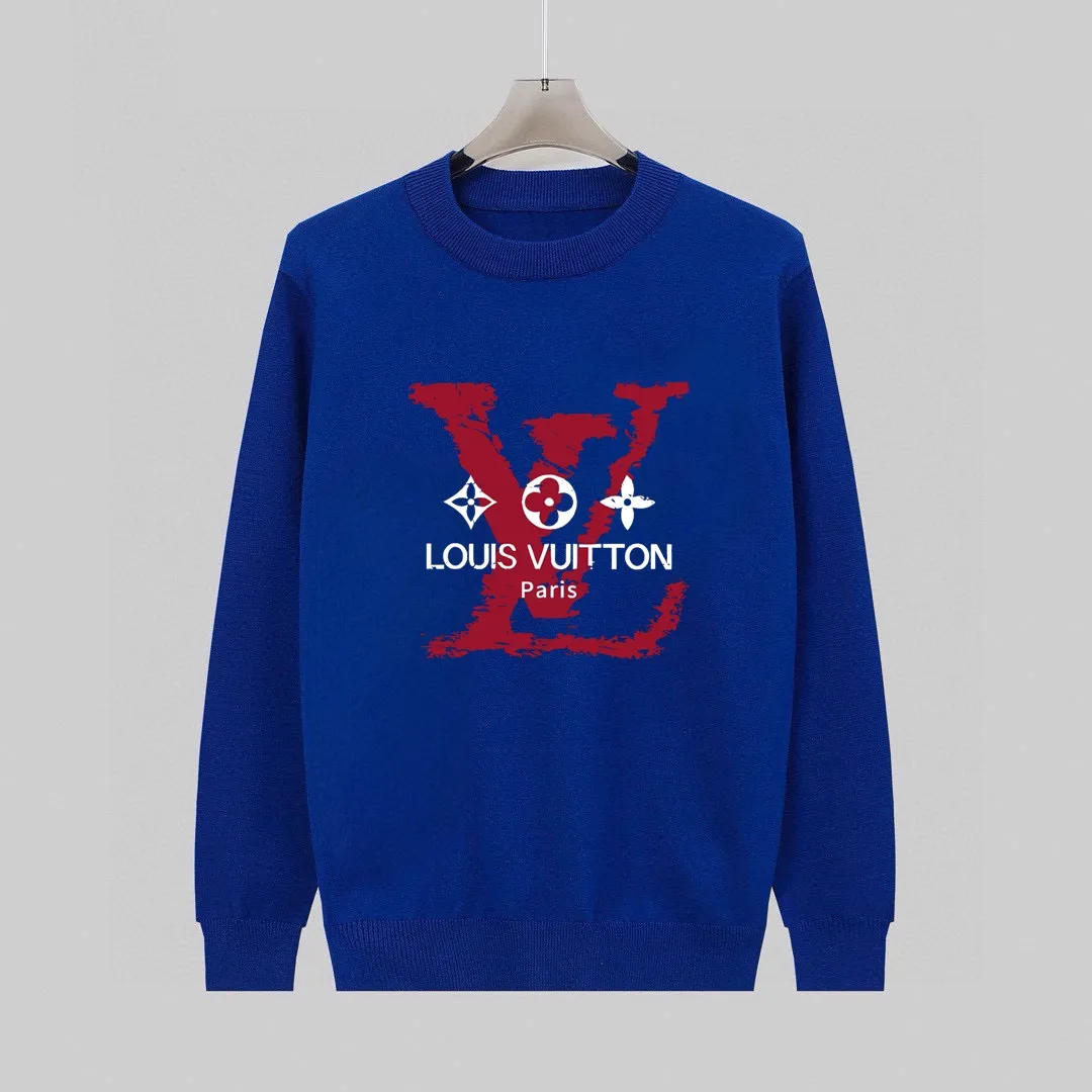 🅿️240 【LV Louis Vuitton】Autumn and winter classic round neck pullover sweater, in full condition! ! ! Wool blended fabric, the latest model in 2025, golden ratio! ! Slim-fitting soft gold, versatile and practical item, the combination and practicality are extremely powerful, simple and elegant, and classy! To create your own style, it is highly recommended to buy it in two colors. The standard slim fit tailoring process is suitable for both young and old men. It is knitted from wool and will not cause any discomfort! While keeping warm, it is stylish, textured and wearable, and the classic logo with contrasting colors on the chest feels in place! ! Recommended for regular customers! ! Size M-3XL (maximum wear: 190 pounds)